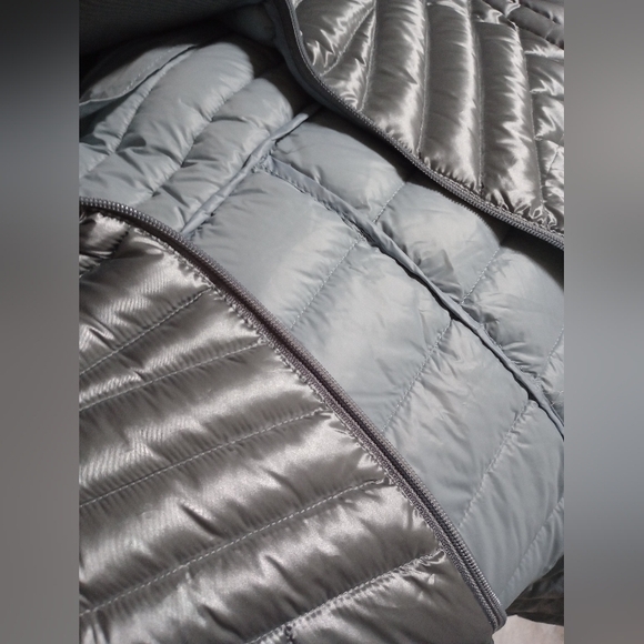 Bernardo Metallic Silver Goose Down Puffer Vest Ladies Size Large - Like New - Picture 4 of 5